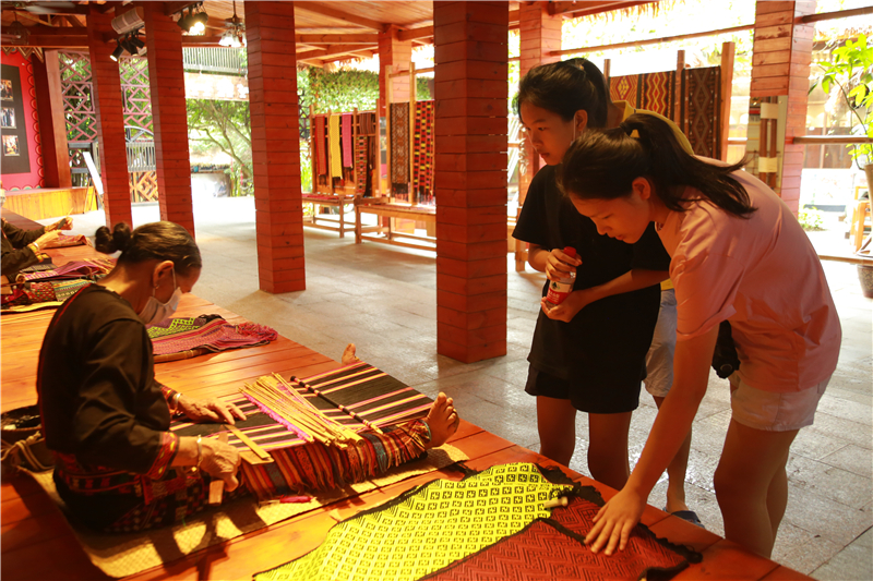 7、游客端詳黎族手工黎錦