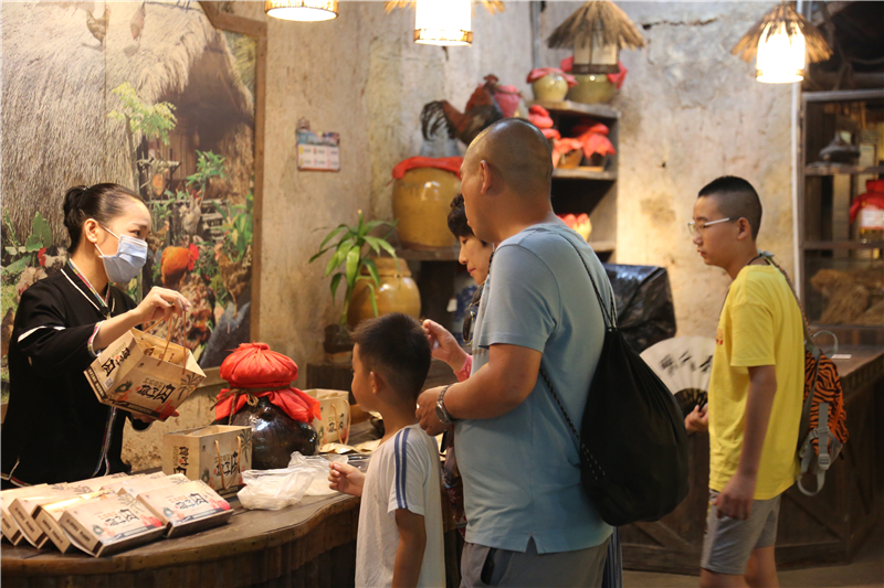8、游客購買黎族特色小吃