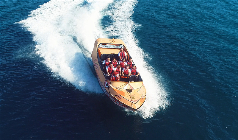 新人們體驗(yàn)蜈支洲島熱門項(xiàng)目動感飛艇（2）