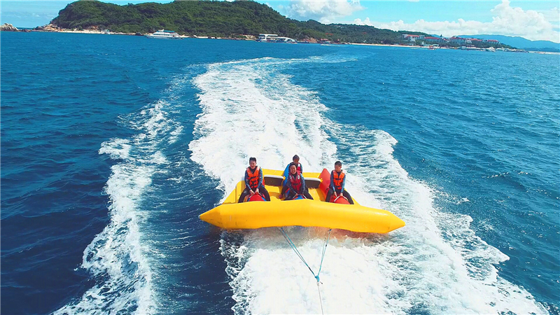 游客體驗“大飛魚”