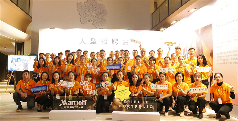 圖1 酒店總經(jīng)理沈胚明先生率酒店籌備團(tuán)隊(duì)投入招聘會現(xiàn)場