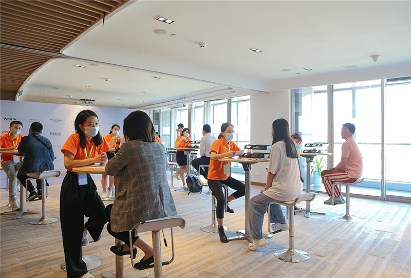 圖2 酒店籌備團(tuán)隊(duì)親切接待應(yīng)聘者