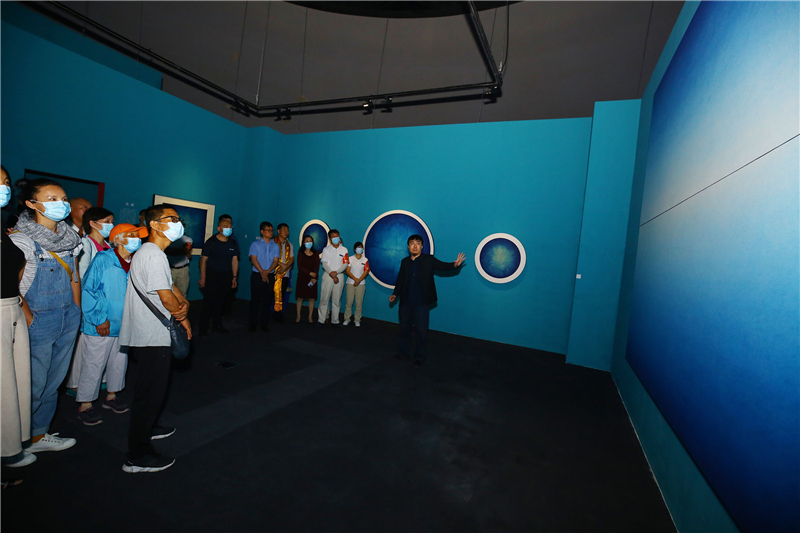 3 策展人胡罡在為觀眾講解作品