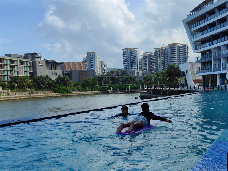 泳池劃水沖浪體驗(yàn)1 泳池劃水沖浪體驗(yàn)1
